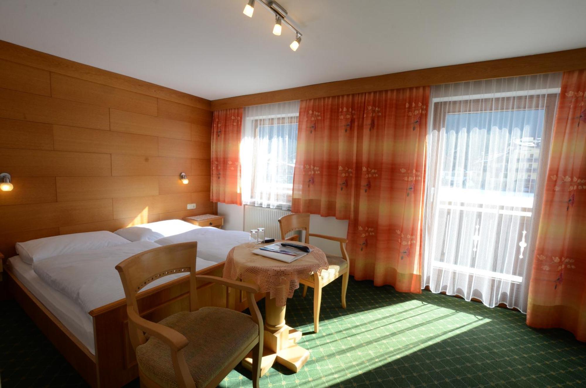 Haus Monika Und Haus Claudia Hotell Mayrhofen Exteriör bild